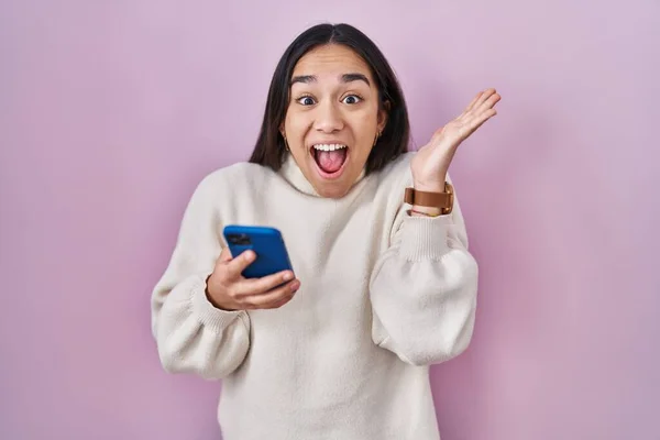 Jovem Sul Asiático Mulher Usando Smartphone Celebrando Vitória Com Sorriso — Fotografia de Stock