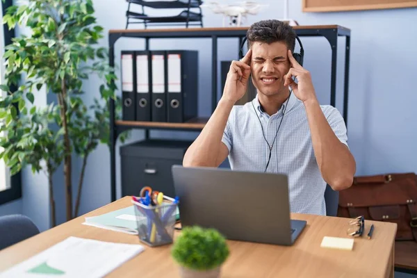 Junger Hispanischer Mann Der Büro Arbeitet Trägt Kopfhörer Mit Der — Stockfoto