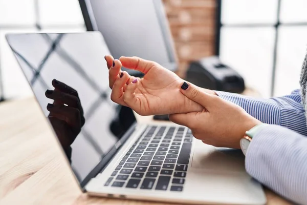 Young Hispanic Woman Ecommerce Business Worker Suffering Wrist Pain Office — Stock Photo, Image