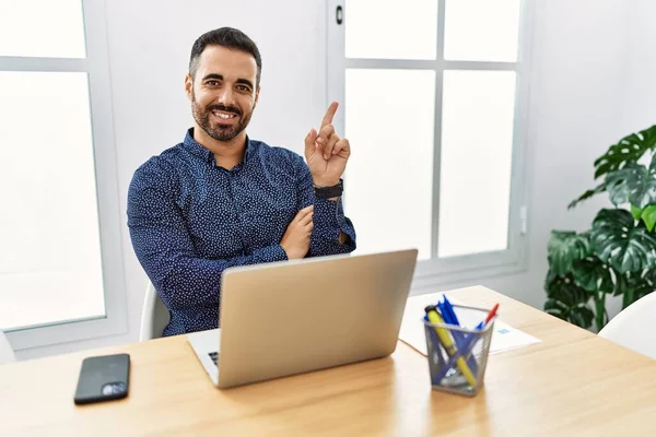 Joven Hispano Con Barba Trabajando Oficina Con Portátil Con Una — Foto de Stock