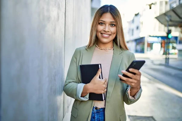 Ung Latinamerikansk Kvinna Ler Tryggt Med Smartphone Gatan — Stockfoto