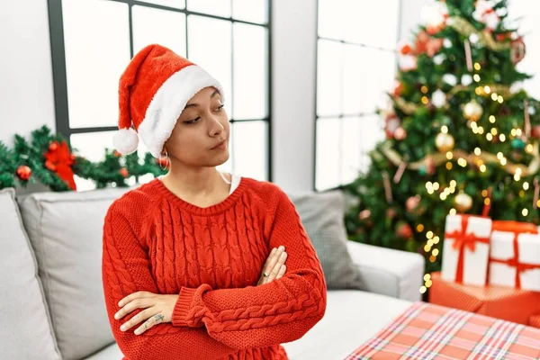 Mladá Hispánka Krátkými Vlasy Vánočním Kloboukem Sedí Pohovce Dívá Stranou — Stock fotografie