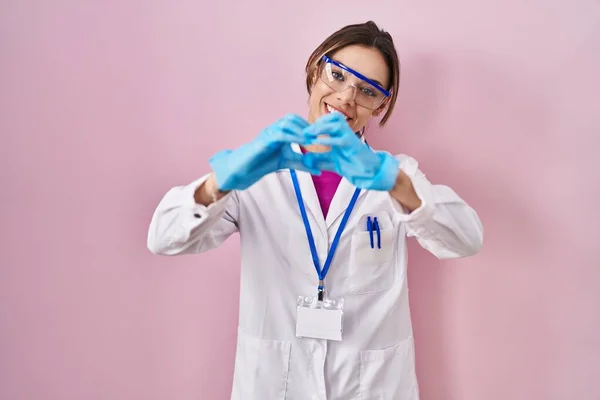 Donna Ispanica Indossa Uniforme Scienziato Sorridente Amore Mostrando Simbolo Del — Foto Stock