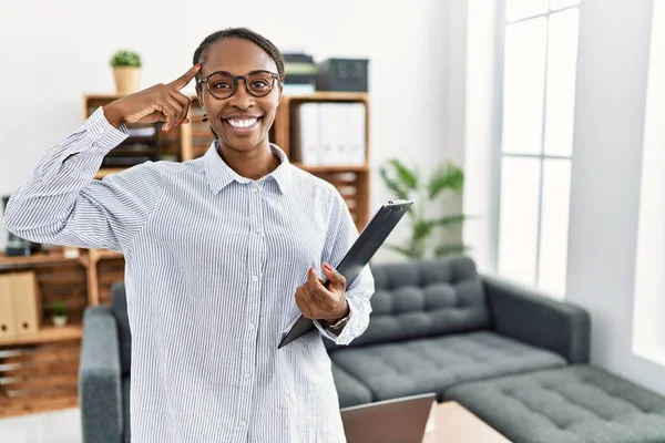 Afrikanerin Die Psychologischer Klinik Arbeitet Lächelt Und Zeigt Mit Einem — Stockfoto