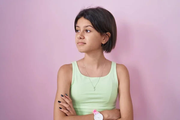 Young Girl Standing Pink Background Looking Side Arms Crossed Convinced — Stock Photo, Image