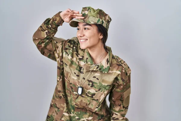 Jonge Zuid Aziatische Vrouw Draagt Camouflage Legeruniform Erg Blij Glimlachend — Stockfoto
