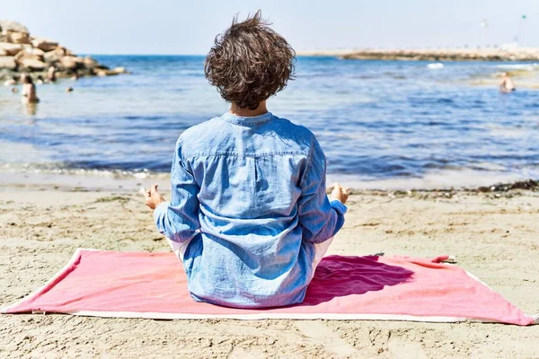 Joven Hispano Relajado Haciendo Yoga Sentado Arena Playa —  Fotos de Stock