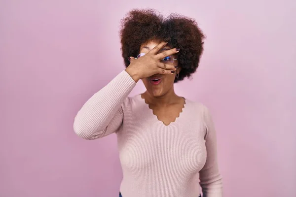 Молодая Африканская Американка Стоящая Розовом Фоне Заглядывая Шокирующие Лица Глаза — стоковое фото