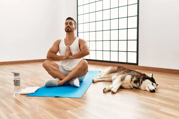 Young Hispanic Man Training Yoga Dog Sport Center — Stockfoto