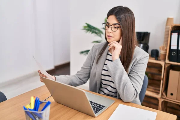 Ung Vacker Latinamerikansk Kvinna Företagare Läser Dokument Med Bärbar Dator — Stockfoto