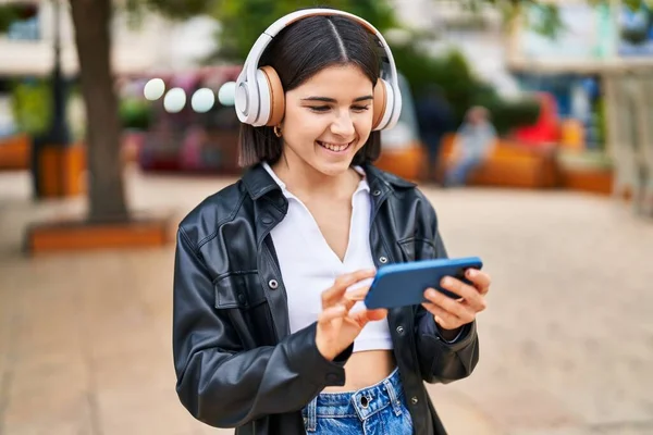 Jong Mooi Latino Vrouw Glimlachen Zelfverzekerd Luisteren Naar Muziek Park — Stockfoto
