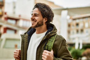 Yakışıklı İspanyol adam şehre gülümsüyor.