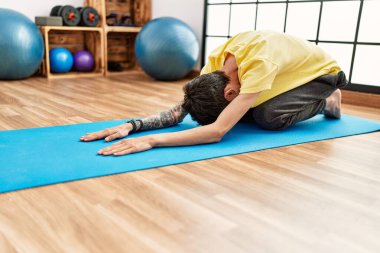 Genç İspanyol adam gülümsüyor spor merkezinde kendine güvenen bir antrenman.