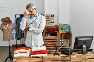 Orta yaşlı İspanyol bir adam butik mağazasında yönetici olarak çalışıyor. Burun ve gözlerini ovuşturmaktan yorgun düşmüş, yorgun düşmüş ve baş ağrısı çekiyor. Stres ve hüsran kavramı. 