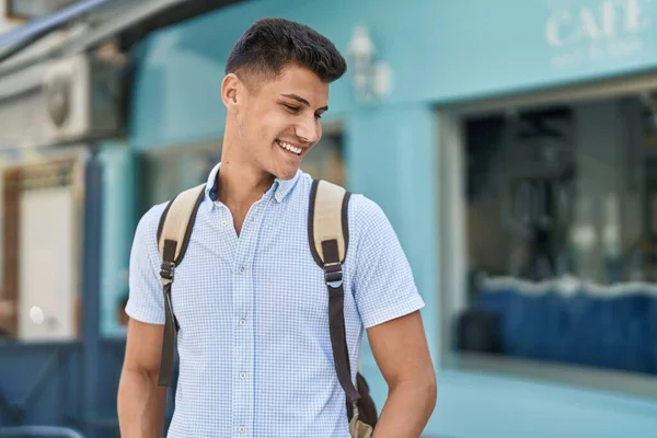 Joven Estudiante Hispano Sonriendo Confiado Parado Calle —  Fotos de Stock