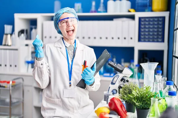 Krásná Žena Pracující Laboratoři Vědců Jídlem Křičí Hrdě Slaví Vítězství — Stock fotografie