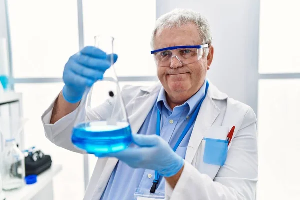 Homme Aux Cheveux Gris Âge Moyen Portant Uniforme Scientifique Tenant — Photo