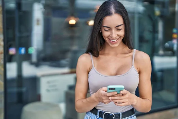 Joven Hermosa Mujer Hispana Sonriendo Confiada Usando Teléfono Inteligente Calle — Foto de Stock