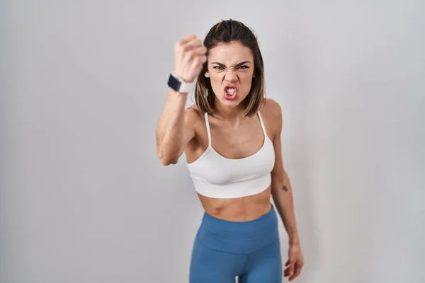Zole Edilmiş Arka Plan Üzerine Spor Giyinen Spanyol Kadın Öfkeyle — Stok fotoğraf