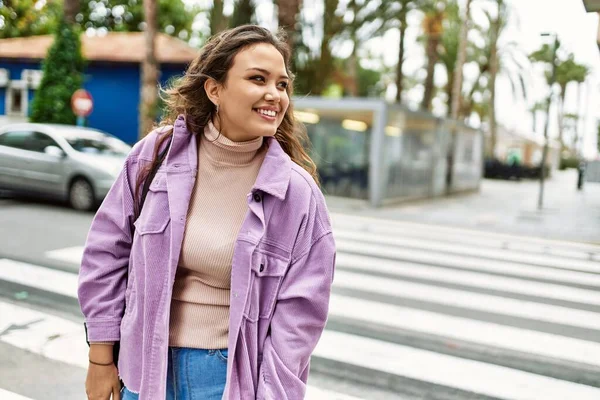 Giovane Ragazza Ispanica Sorridente Felice Piedi Alla Città — Foto Stock