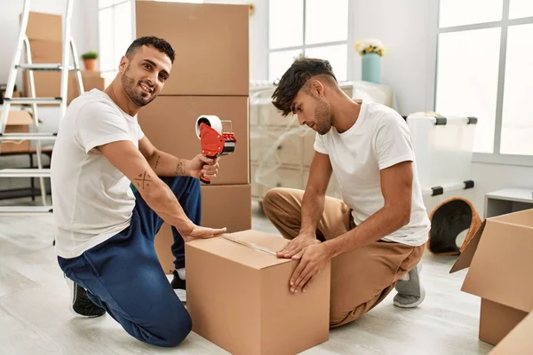 Dos Hombres Hispanos Pareja Sonriendo Caja Cartón Embalaje Seguro Nuevo — Foto de Stock