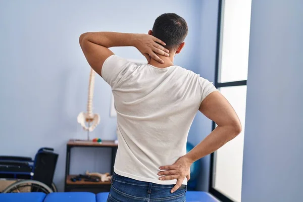 Junger Spanier Verletzt Physiotherapiepatient Wegen Rückenschmerzen Reha Klinik — Stockfoto