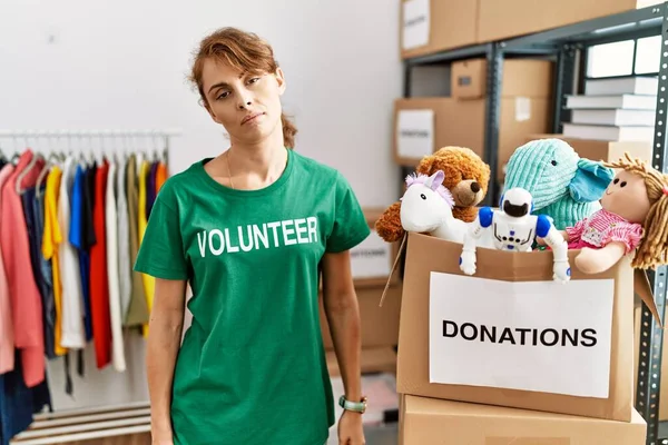 Mulher Branca Bonita Vestindo Shirt Voluntária Doações Stand Olhando Sonolento — Fotografia de Stock