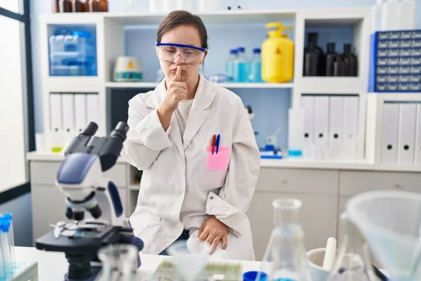 Menina Hispânica Com Síndrome Trabalhando Laboratório Cientista Pedindo Para Ficar — Fotografia de Stock