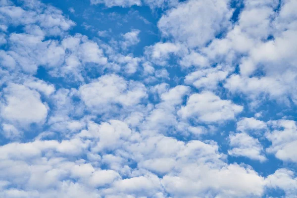 Ciel Bleu Béatifique Avec Des Nuages Par Une Journée Ensoleillée — Photo