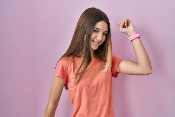 Menina Adolescente Sobre Fundo Rosa Dançando Feliz Alegre Sorrindo Movimento — Fotografia de Stock
