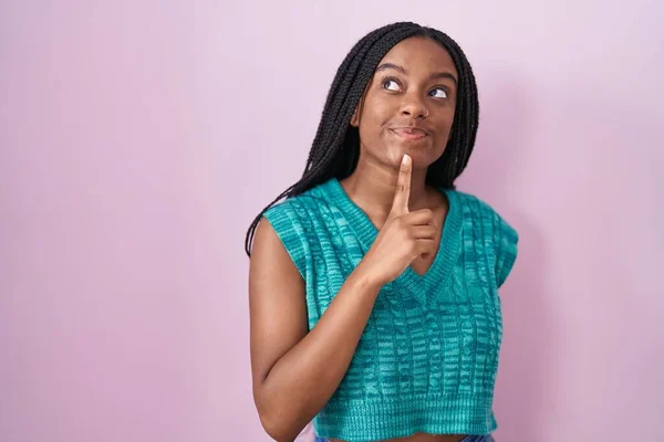 Fiatal Afro Amerikai Copfos Rózsaszín Háttér Felett Áll Gondolkodás Koncentrált — Stock Fotó