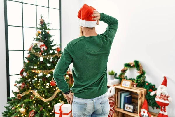 Homem Ruivo Com Barba Comprida Usando Chapéu Natal Pela Árvore — Fotografia de Stock