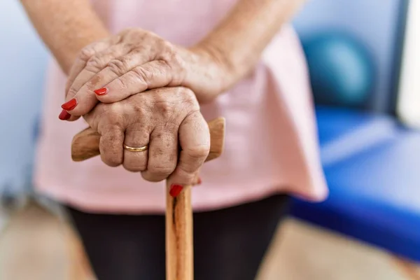 理疗诊所用手杖支撑的老年灰发妇女病人 — 图库照片