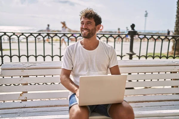 Jeune Homme Hispanique Souriant Confiant Utilisant Ordinateur Portable Bord Mer — Photo