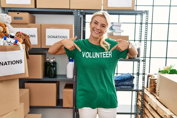 Jovem Loira Sorrindo Feliz Apontando Com Dedos Para Voluntário Uniforme — Fotografia de Stock