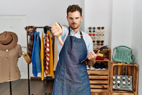 Stilig Ung Man Som Arbetar Som Chef Butik Ser Olycklig — Stockfoto