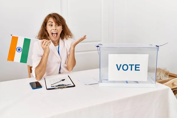 Hermosa Mujer Caucásica Las Elecciones Campaña Política Con Bandera India —  Fotos de Stock