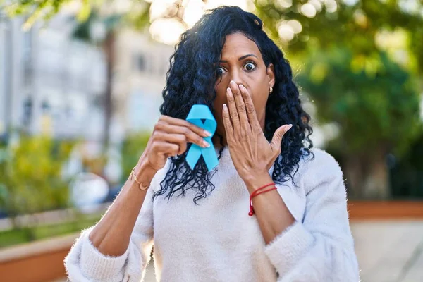 Mulher Hispânica Meia Idade Segurando Fita Azul Cobrindo Boca Com — Fotografia de Stock