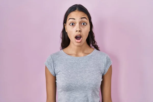 Junge Brasilianerin Lässigem Shirt Vor Rosa Hintergrund Ängstlich Und Schockiert — Stockfoto