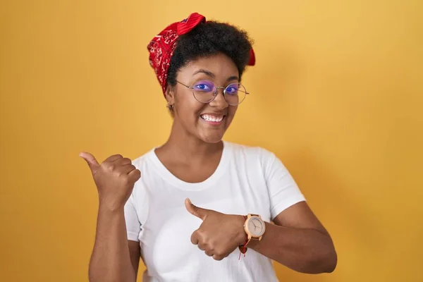 Joven Mujer Afroamericana Pie Sobre Fondo Amarillo Apuntando Hacia Atrás — Foto de Stock