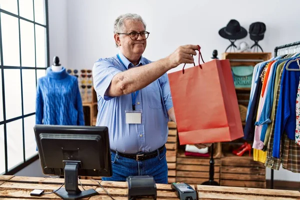 Grauhaariger Mann Mittleren Alters Mit Einkaufstasche Bei Der Arbeit Bekleidungsgeschäft — Stockfoto