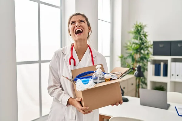 Young Doctor Woman Holding Box Medical Items Angry Mad Screaming — Stock Photo, Image