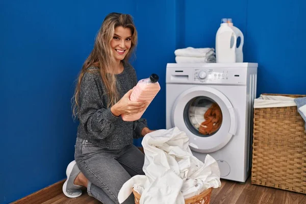 Young Blonde Woman Smiling Confident Holding Softener Bottle Laundry Room — ストック写真