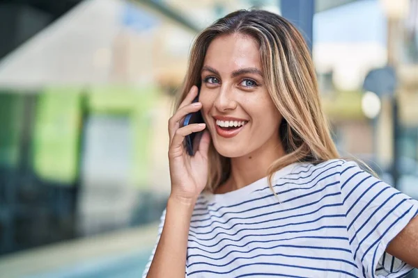Young Blonde Woman Smiling Confident Talking Smartphone Street — Φωτογραφία Αρχείου