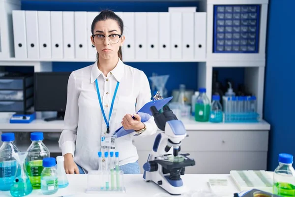 Mujer Morena Joven Que Trabaja Laboratorio Científico Deprimido Preocupan Por —  Fotos de Stock