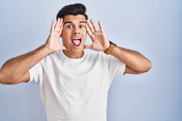 Spaanse Man Die Een Blauwe Achtergrond Staat Glimlachen Vrolijk Kijkend — Stockfoto