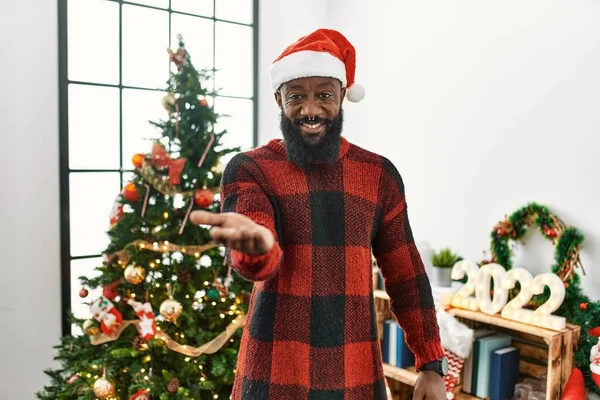 Homem Afro Americano Vestindo Chapéu Papai Noel Pela Árvore Natal — Fotografia de Stock
