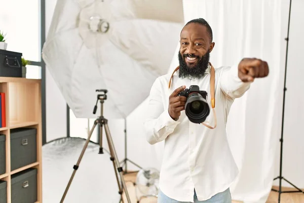 Africký Americký Fotograf Pracující Fotografickém Studiu Ukazující Prstem Vás Kameru — Stock fotografie