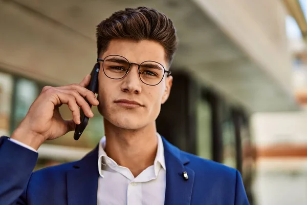 Joven Hablando Teléfono Inteligente Con Traje Gafas Calle —  Fotos de Stock