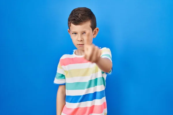 Mavi Arka Planda Dikilen Genç Beyaz Çocuk Parmağını Kaldırmış Kızgın — Stok fotoğraf